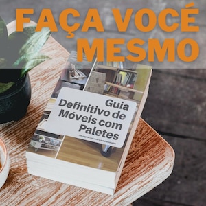 Könnte beinhalten: Ein weißes Buch mit dem Titel "Guia Definitivo de Móveis com Paletes" und dem Text "Faça Você Mesmo" in orangefarbenen Buchstaben auf dem Cover. Das Buch liegt auf einer Holzoberfläche.