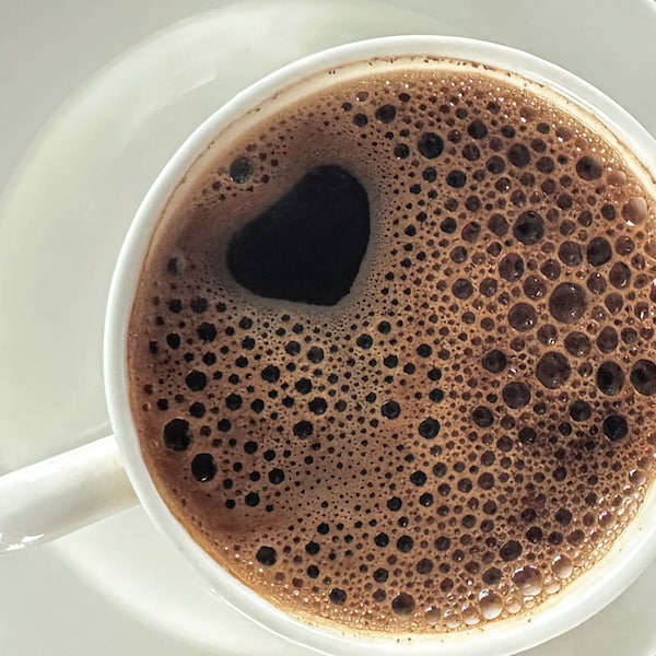 Vooraf lezen van Turkse koffie met interactie, gedetailleerd waarzeggerij over Turkse koffie