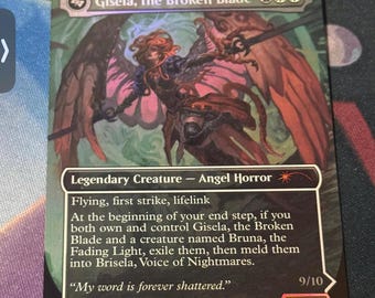 Op de afbeelding: Een Magic: The Gathering-kaart met Gisela, the Broken Blade. De kaart toont een gevleugelde figuur met een zwaard, in tinten rood, bruin en zwart. Tekst bevat "Legendary Creature - Angel Horror" en een citaat. De kaart is genummerd 9/10 en 4/3.