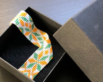 Pulsera de cuentas de telar floral, brazalete de cuentas pequeñas, joyería bohemia hecha a mano, naranja y verde.
