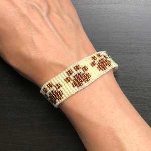 Handmade Beaded Paw Print Bracelet, Pet Lover Jewelry, Adjustable Paw Bead Bracelet, Gift for Dog Mom, Animal Lover Accessory, dog’s paws