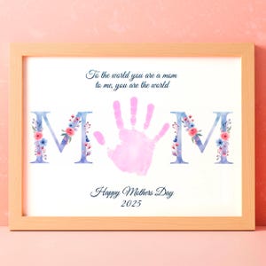 Manualidad de recuerdo con huella de mano para el Día de la Madre, regalo imprimible para mamá, poema floral para mamá, actividad artística para niños en edad preescolar, tarjeta divertida con huella de mano DIY