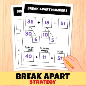 Könnte beinhalten: Zwei weiße Arbeitsblätter mit dem Text "BREAK APART NUMBERS" und "BREAK APART STRATEGY". Die Arbeitsblätter zeigen mathematische Probleme mit aufgeschlüsselten Zahlen. Eine Hand hält einen gelben Bleistift und zeigt auf die Antwort.