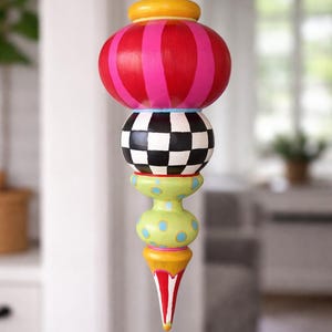 Handgeschilderd kerstornament | Roodroze strepen, geruit patroon, stippen vakantiedecoratie