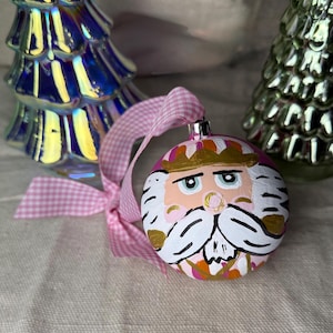 Ręcznie malowana ozdoba w kształcie żołnierzyka – fantazyjna dekoracja świąteczna