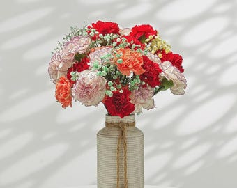 Ramo de claveles vibrantes con gessophila en forma de estrella: alegres colores mezclados.