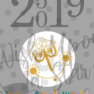 Puede incluir: Fondo gris con lunares blancos y grandes números grises. Un círculo blanco presenta un diseño estilizado en oro y amarillo con las palabras "it's a small world" en letras coloridas.