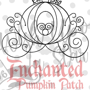 Op de afbeelding: Zwart-witte lijntekening van een Cinderellastyl koets met een kroon bovenop. De tekst "Est. 1950" staat boven de koets. Onder de koets staat de tekst "Enchanted Pumpkin Patch Open Daily Til Midnight".