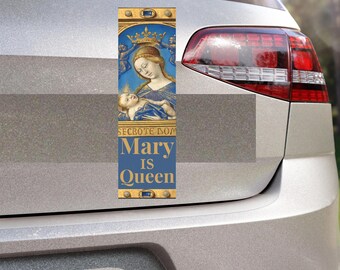 Könnte beinhalten: Ein blauer und goldener religiöser Aufkleber mit einem Gemälde von Maria und dem Jesuskind. Der Aufkleber lautet "Mary is Queen" und "Secreto Dom".