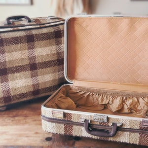 Vintage Skyway Luggage set,   Neutral plaid tweed. Stunning condition.