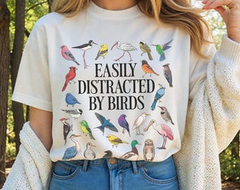 T-shirt "DISTRACTED BY BIRDS" - T-shirt unisex, maglietta grafica, maglietta originale, regalo per gli amanti della natura, abbigliamento per birdwatcher