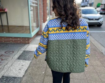 Groen gewatteerd handgemaakt jack met antro-geïnspireerd patroon