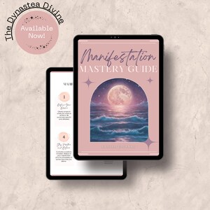Può includere: Un tablet digitale che mostra un diario guidato rosa e viola con il titolo "Manifestation Mastery Guide". La copertina del diario presenta una luna crescente e stelle su un oceano blu scuro.