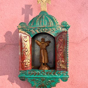 ZEITGENÖSSISCHE Handbemalte Zinn-Nichos mit VINTAGE-Handgeschnitzten Sabino-Holzfiguren - San Miguel de Allende, Mexiko