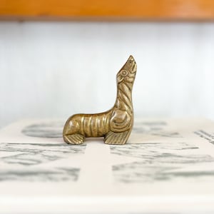 VINTAGE Messing Robbe Figur / Briefbeschwerer, Seelöwe, Ozean Leben, aufrecht stehende Robbe, thront Seelöwe, Messing Figur mit Patina und Anlaufen