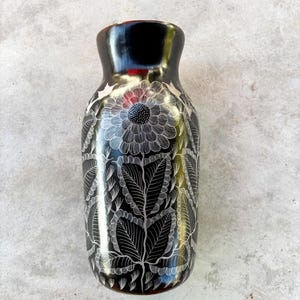 CONTEMPORARY Elegant burnished clay vase made in Huáncito, Michoacán, signed