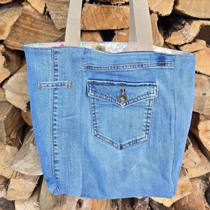 Torba typu tote z jeansów z recyklingu z kieszenią z klapką, uchwytami na ramię, kieszenią na suwak, paskiem, podszewką z worka na mąkę BRB#187