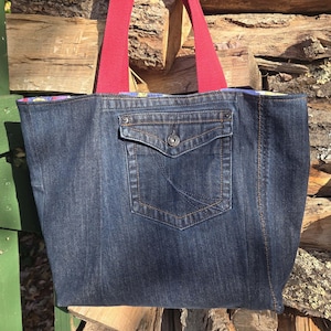 Torba typu tote z jeansów z recyklingu z kieszenią z klapką, na ramię, czerwone uchwyty i wewnętrzna kieszeń na suwak, pasek z ozdobnymi kwiatami, podszewka BRB#201