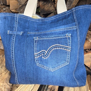 Upcycled Denim-Einkaufstasche: Jeans-Taschen-Detail, über den Schultergriffen