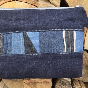 Cartera de mezclilla reciclada con patchwork y correa para la muñeca Textura y colores únicos