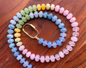 Collana con pietre preziose e perline, collana con perline arcobaleno, collana con moschettone, collana con caramelle, collana boho, collana colorata, perline arcobaleno