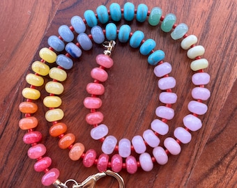 Collana con pietre preziose e perline, collana con perline arcobaleno, collana con moschettone, collana con caramelle, collana boho, collana colorata, perline arcobaleno