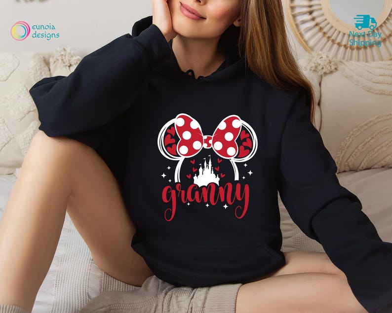 K&ouml;nnte beinhalten: Schwarzer Hoodie mit einem roten und wei&szlig;en Minnie Mouse-Ohren-Design und dem Wort "granny" in wei&szlig;en Buchstaben.