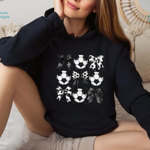 Vintage Soccer Bow Shirt, Game Day Sweatshirt, Sport Mom Gift, Cheer Mom Tee, Gift For Soccer Lover Mom, Soccer Coach Gift, Coquette Soccer bild 5