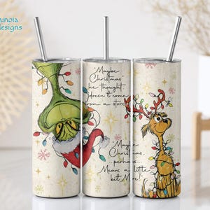 Peut inclure: Trois gobelets en acier inoxydable avec des illustrations sur le thème de Noël. L'un représente le Grinch à l'envers, un autre une citation et le troisième un renne. Chaque gobelet a une paille argentée et un fond crème.