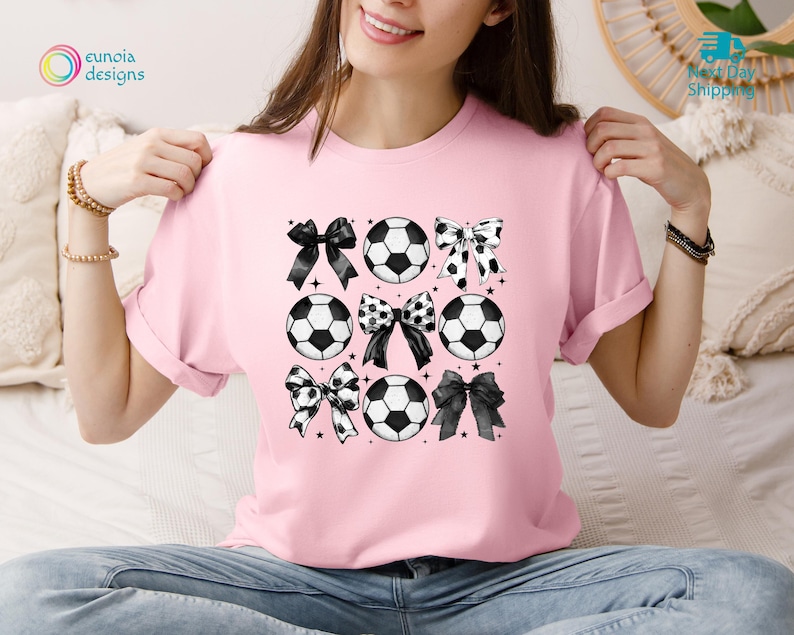 Vintage Soccer Bow Shirt, Game Day Sweatshirt, Sport Mom Gift, Cheer Mom Tee, Gift For Soccer Lover Mom, Soccer Coach Gift, Coquette Soccer bild 1