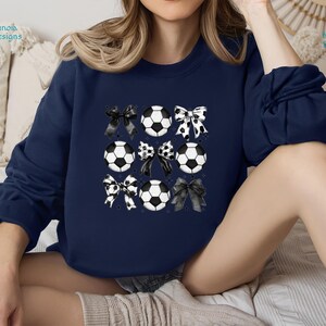 Vintage Soccer Bow Shirt, Game Day Sweatshirt, Sport Mom Gift, Cheer Mom Tee, Gift For Soccer Lover Mom, Soccer Coach Gift, Coquette Soccer bild 8
