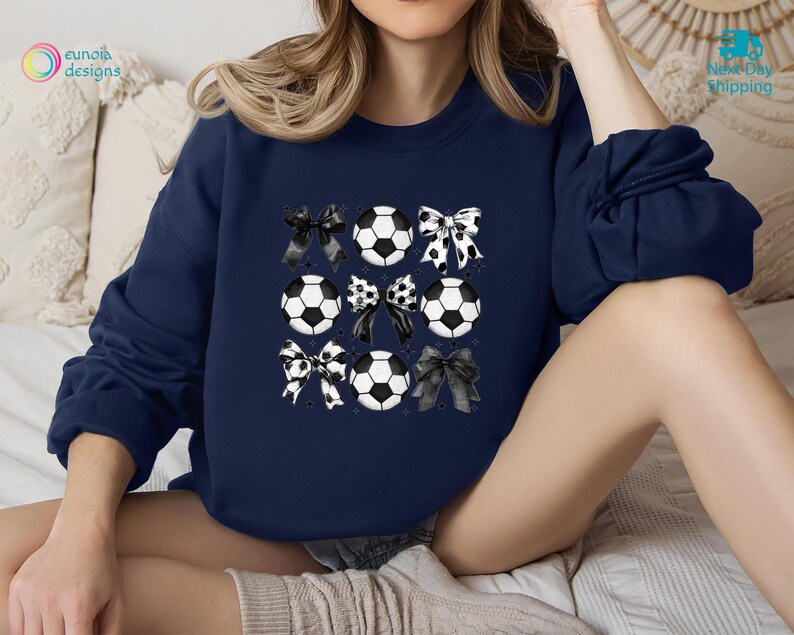 Vintage Soccer Bow Shirt, Game Day Sweatshirt, Sport Mom Gift, Cheer Mom Tee, Gift For Soccer Lover Mom, Soccer Coach Gift, Coquette Soccer bild 8