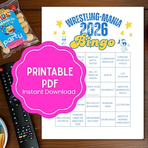 Peut inclure: Un jeu de bingo imprimable Wrestling-Mania 2026 avec une superposition rose indiquant "Téléchargement instantané PDF imprimable". La carte de bingo a du texte et des graphiques bleus et jaunes. Des collations et une télécommande sont en arrière-plan.