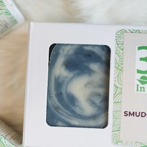 May include: A white box with a blue and white swirl design smudge stick inside. The box has a green logo that says "3Ps In a Pod" and "Smudge Stick 4 oz."