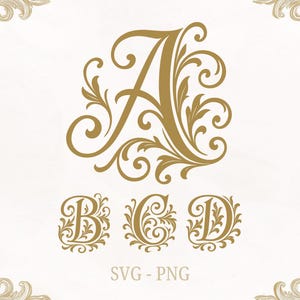 Puede incluir: Diseños de letras doradas ornamentadas, incluyendo la letra "A" con elaborados adornos y tres letras más pequeñas "B", "C" y "D". Las letras están en un estilo decorativo y vintage, con el texto "SVG - PNG" en la parte inferior.