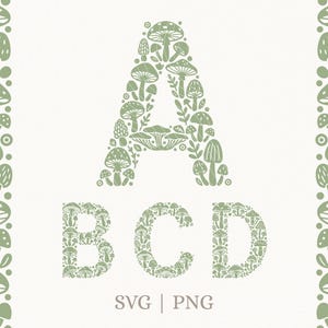 Peut inclure: Illustration vert clair des lettres A, B, C et D, chacune composée de motifs de champignons variés. Les lettres sont sur un fond crème, avec des bordures verticales de motifs de champignons et de feuilles. Le texte "SVG | PNG" est inclus.
