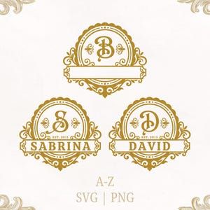Puede incluir: Tres monogramas circulares dorados con bordes de filigrana ornamentados. El diseño superior presenta la letra B. El inferior izquierdo muestra la letra S con el nombre SABRINA y EST. 2011. El inferior derecho muestra la letra D con el nombre DAVID y EST. 2015.