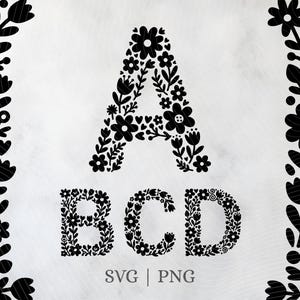 Könnte beinhalten: Schwarze florale Buchstabendesigns. Die Buchstaben A, B, C und D sind mit Blumen- und Blättermustern gefüllt. Die Buchstaben sind von floralen Bordüren umgeben. Das Bild enthält den Text "SVG | PNG".