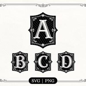 Può includere: Lettere dell'alfabeto A, B, C e D in bianco e nero in stile vintage, ciascuna all'interno di una cornice decorativa a forma di scudo. Le lettere sono in un carattere serif. L'immagine include il testo "SVG | PNG".