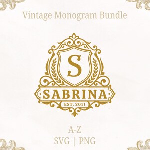 Könnte beinhalten: Eine goldfarbene digitale Grafik mit dem Text Vintage Monogram Bundle oben, einem zentralen Wappen mit dem Buchstaben S, dem Namen SABRINA und EST. 2011 darunter, sowie dem Text A-Z SVG | PNG unten, eingerahmt von verzierten Ecken.