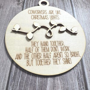 Décoration de Noël vierge pour collègue – Kit de décoration en bois à faire soi-même, décoration amusante découpée au laser, les collègues sont comme des lumières de Noël, cadeau de Noël