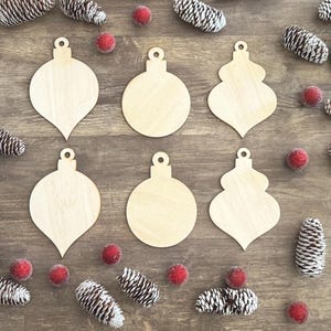 未完成の木製オーナメントブランク – 6個セット | DIYクリスマスクラフト | ペイント、ビニール、ホリデーデコレーションに使えるレーザーカットの4インチオーナメント