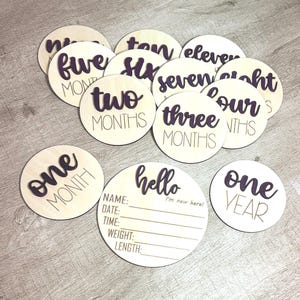 Marcador de hitos para bebés en color ciruela, hito, tarjetas de hitos para recién nacidos, accesorio fotográfico para bebé, regalo para baby shower, idea de regalo para recién nacidos, hito grabado
