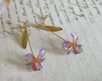 Boucles d'oreilles Iris, Boucles d'oreilles lumineuses, Boucles d'oreilles fleurs en résine, Fleurs du mois de naissance, Boucles d'oreilles Iris en or, Boucles d'oreilles florales rose-violet, Bijoux de fée