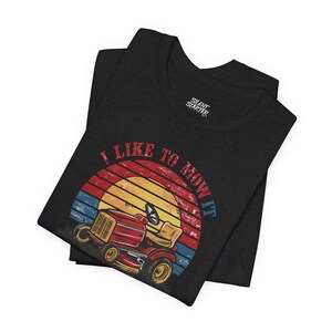 Father&#39;s Day &#39;I Like to Mow It Mow It&#39; T-Shirt, Graphic Tee for Dads Who Love Yard Work, Ideal Gift for Lawn Enthusiasts, lawn mowing shirt