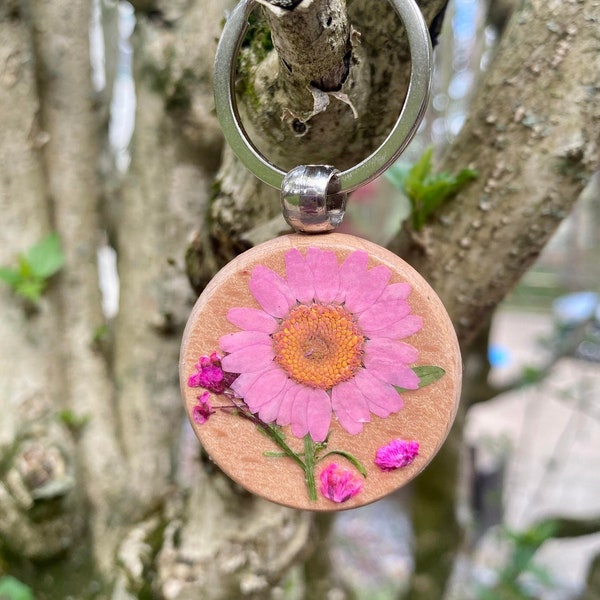 Double Sided Pressed Flower Daisy Artwork on Wooden Keychain Made With Real Flowers Custom Made Cool Keychain for Women