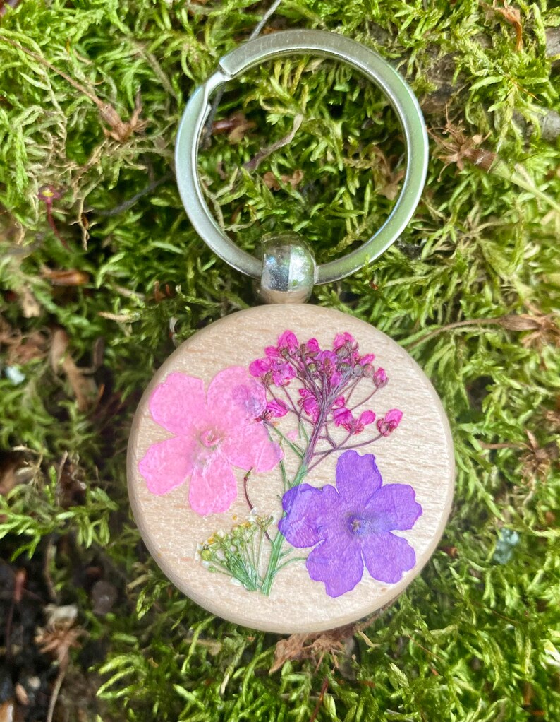 Reversible Pressed Flower Daisy and Statice Artwork on Wooden Keychain ...