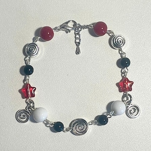 swirly stars bracelet | charm bracelet | grunge bracelet | silver jewlery | red and black jewlery | friendship bracelets