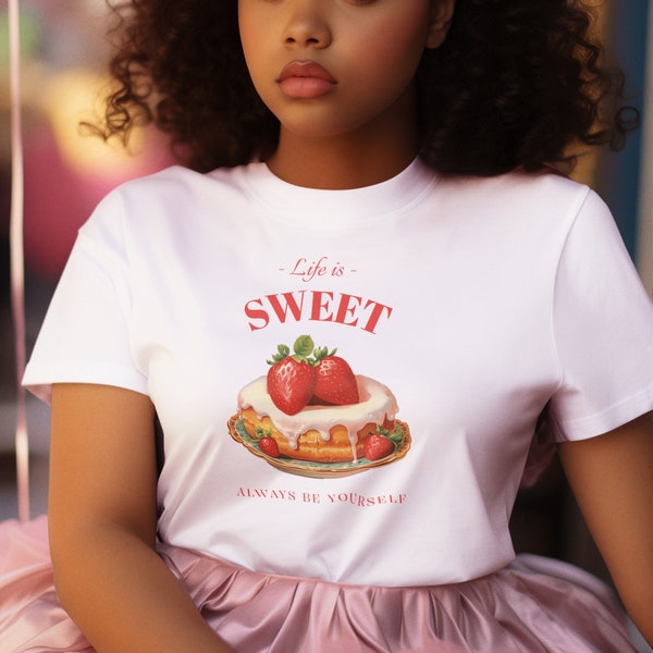 La vie est douce, soyez toujours vous-même, chemise coquette avec gâteau aux fraises, joli dessert esthétique, gâterie sablée de l'an 2000