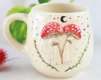 Taza de ceramica con hongos